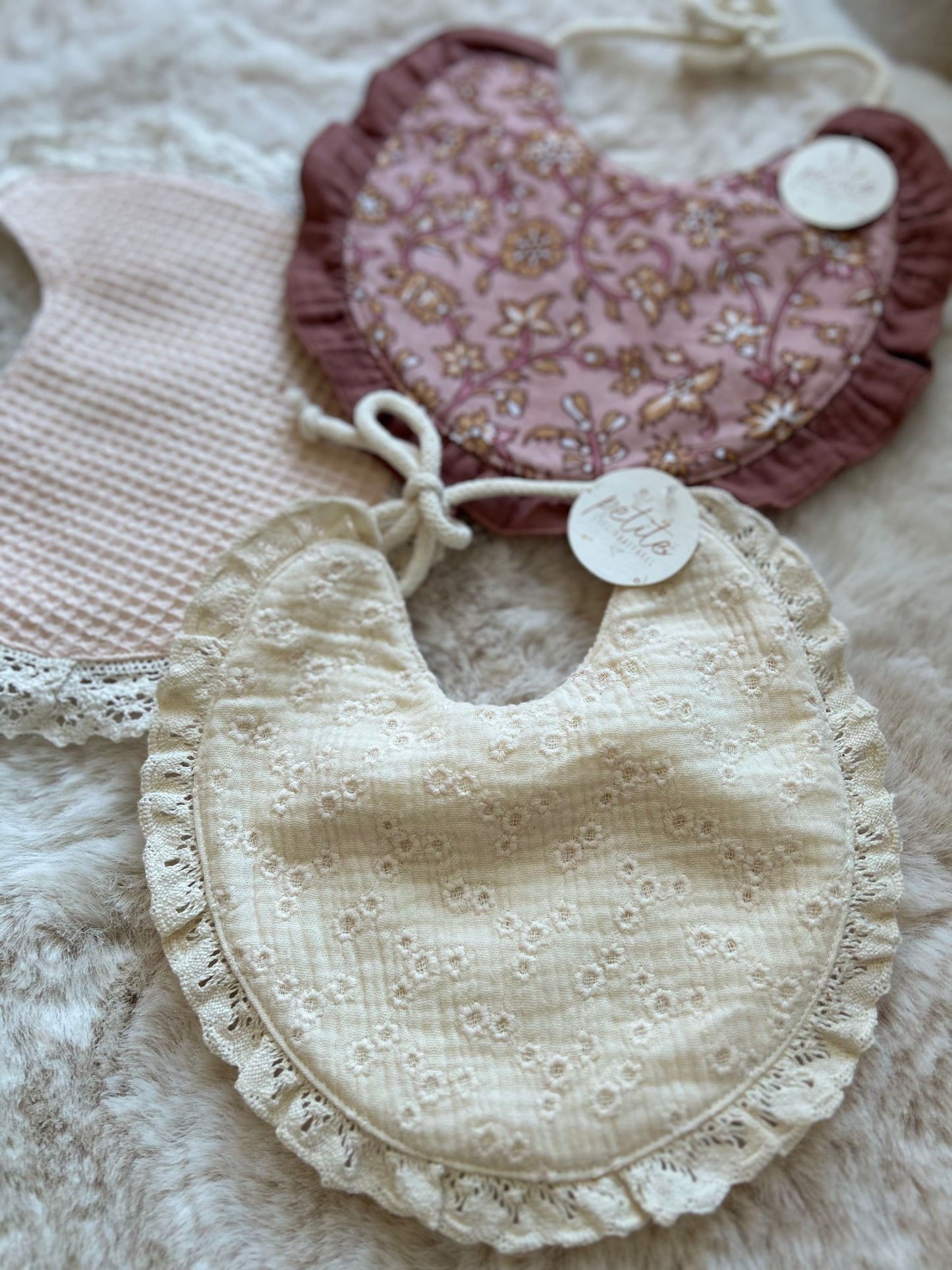 Le lot de bavoir Petite Evelina apparel