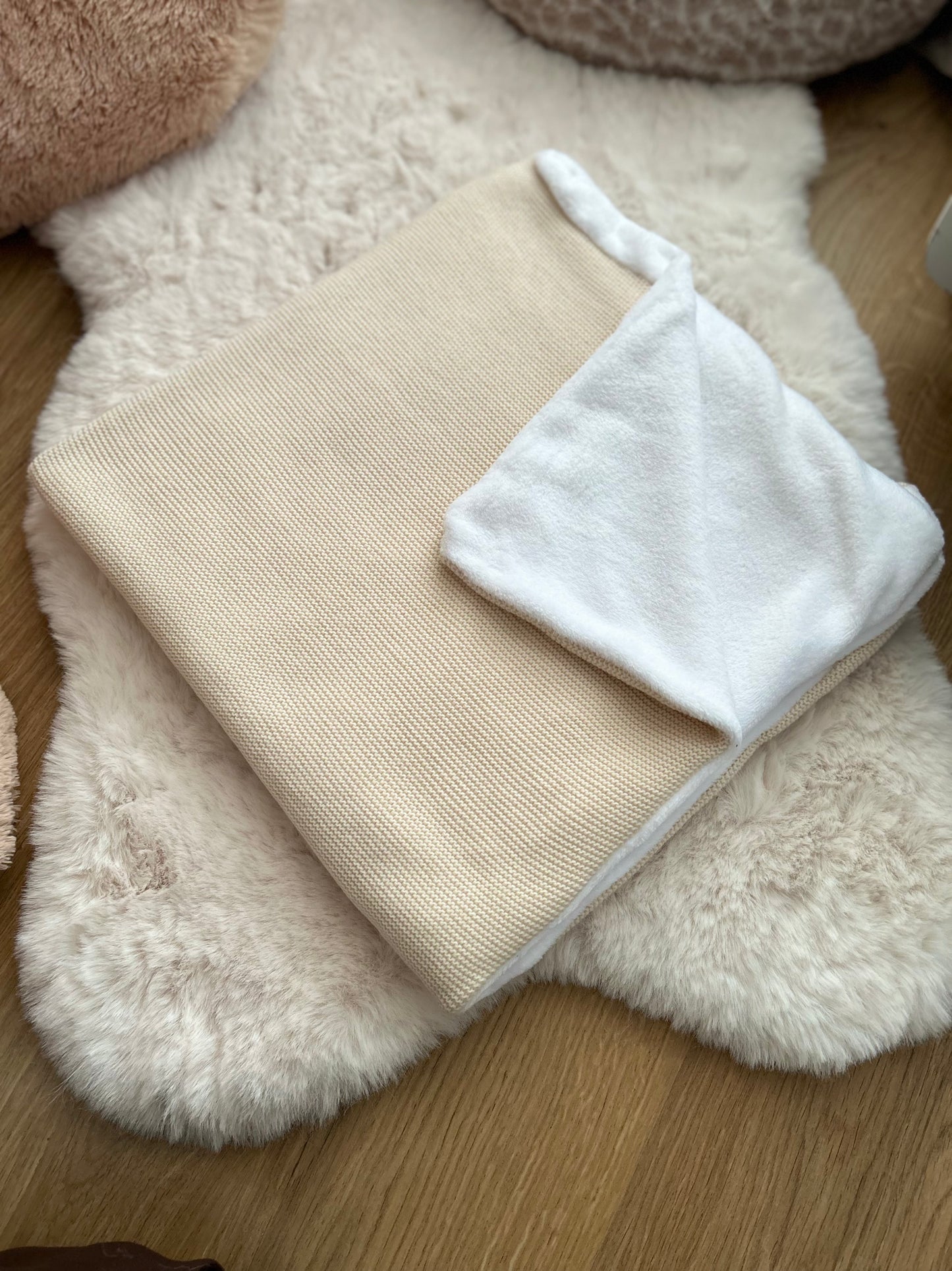Couverture en maille et son intérieur polaire