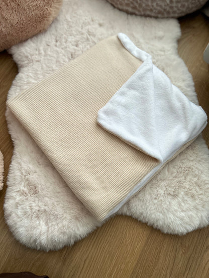 Couverture en maille et son intérieur polaire